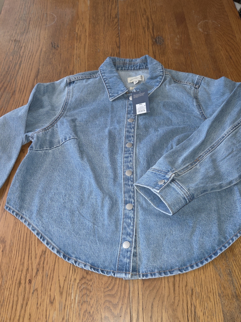 NWT, Ladies Universal Thread Light Blue Denim Snap Shirt/ Jacket. Size XXL. FFCP